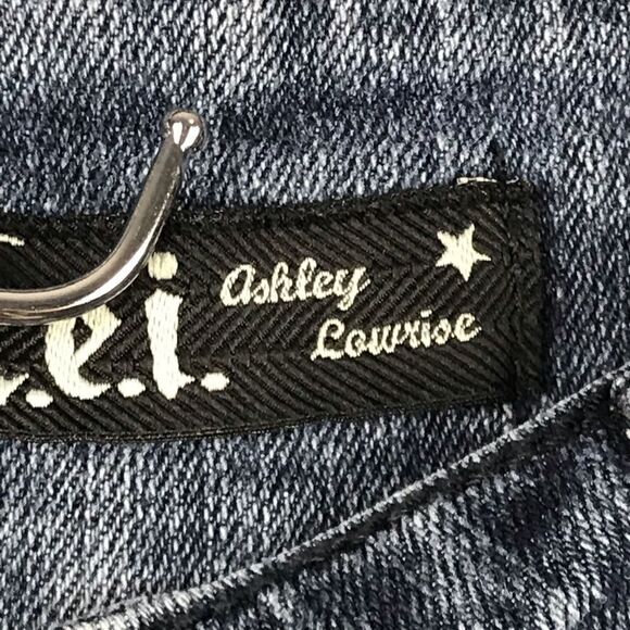 l.e.i Juniors Ashley Low-rise Regular Capri Jeans - Picture 6 of 8